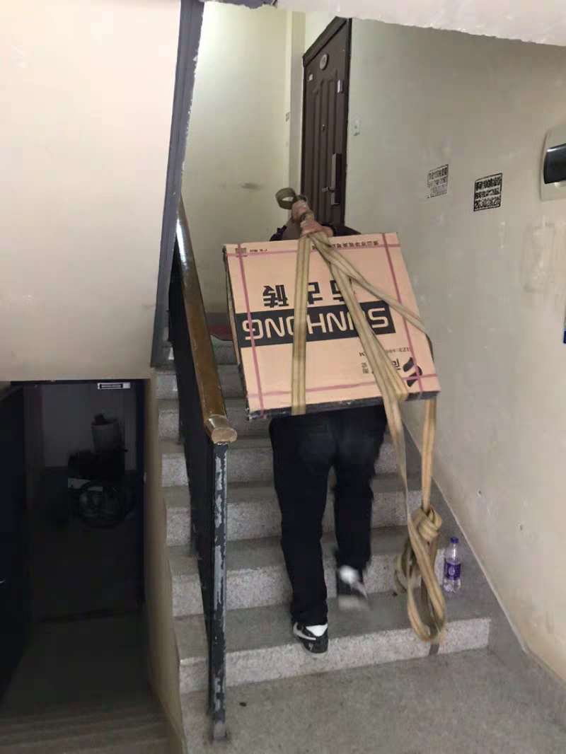 師傅幫我搬上搬下，謝謝搬家師傅